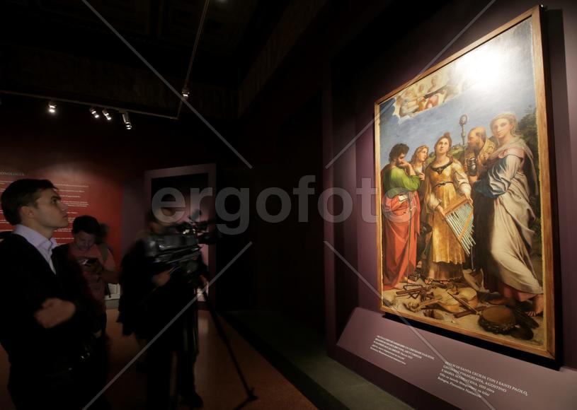 Выставка Рафаэля в ГМИИ им. А.С.Пушкина.  Посетители внимательно изучают шедевры художника