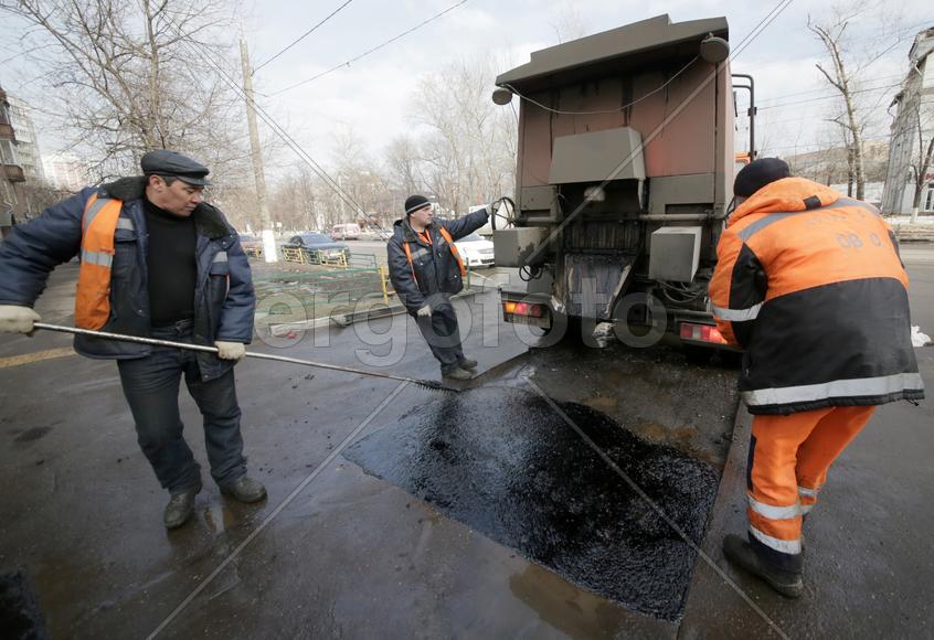 Ильяс Таймаев, Юрий Свечников, Артур Банковский за работой на ул.Авиамоторная, дом 8.