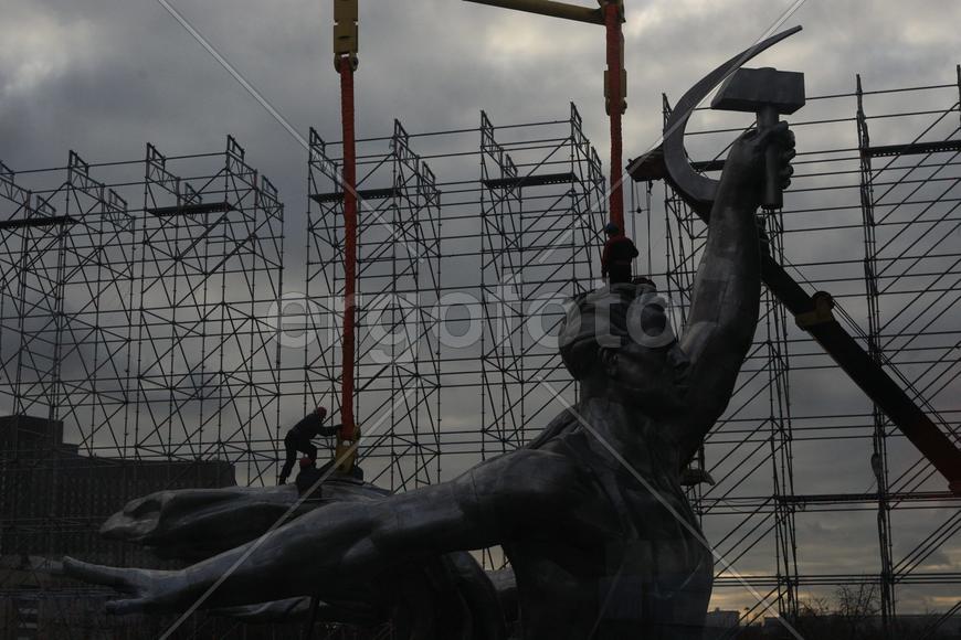 Реставрация статуи "Рабочий и колхозница"