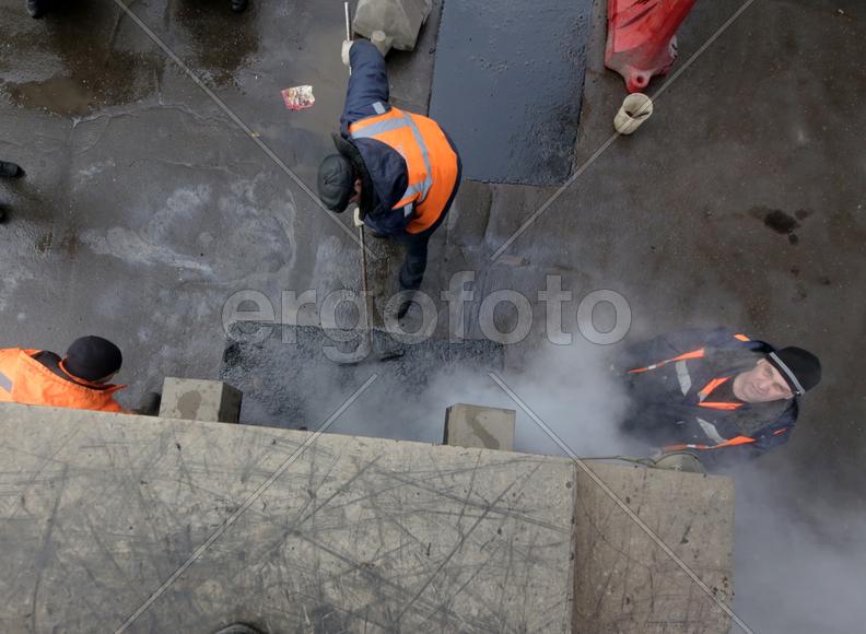 Ильяс Таймаев, Юрий Свечников, Артур Банковский и бригадир Роман Пеляницын за работой на ул.Авиамото