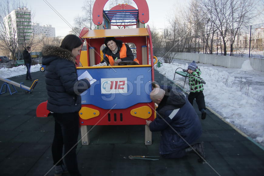 Инженер по благоустройству РЭУ-5 Ольга Лебедева, плотник РЭУ-5 Иван Алексеев и смотритель Валентина 