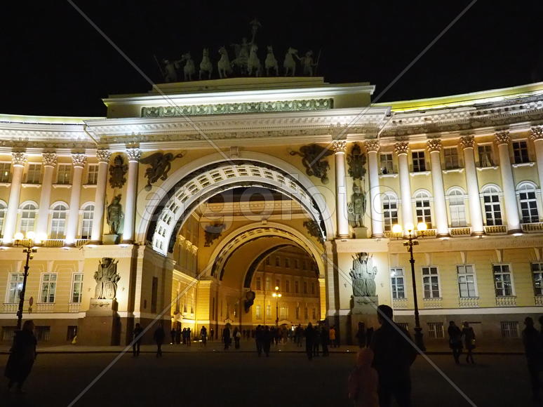 Достопримечательности Санкт-Петербурга освещенные ночной подсветкой 