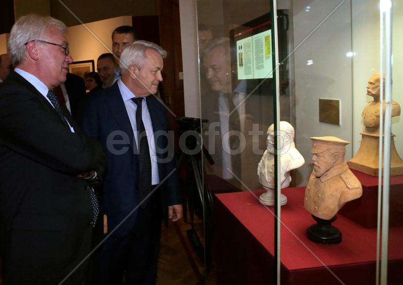 Директор ГИМ А.Левыкин и зам.министра обороны РФ Николай Панков. 