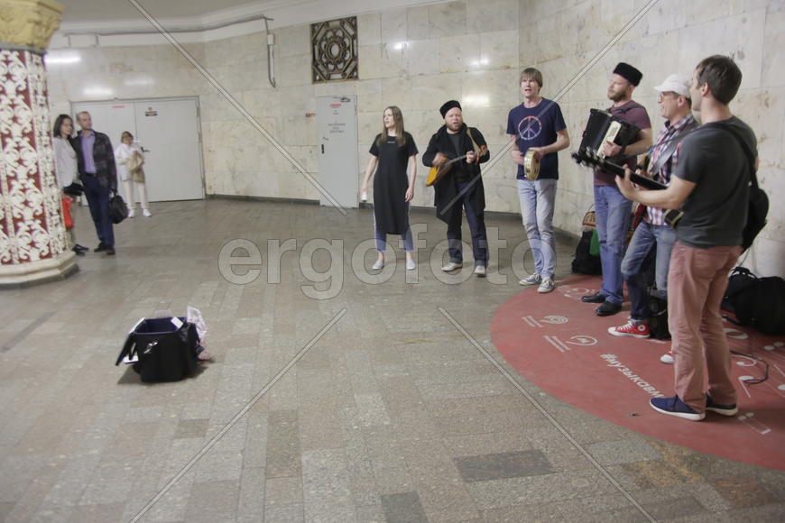 Музыканты ансамбля "Люди вольные" выступают на станции метро "Комсомольская". Москва. Россия 