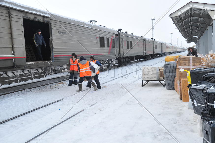 Разгрузка почты на станции Лабытнанги Ямало-ненецкий  автономный округ. Город Салехард, поселок Лабы