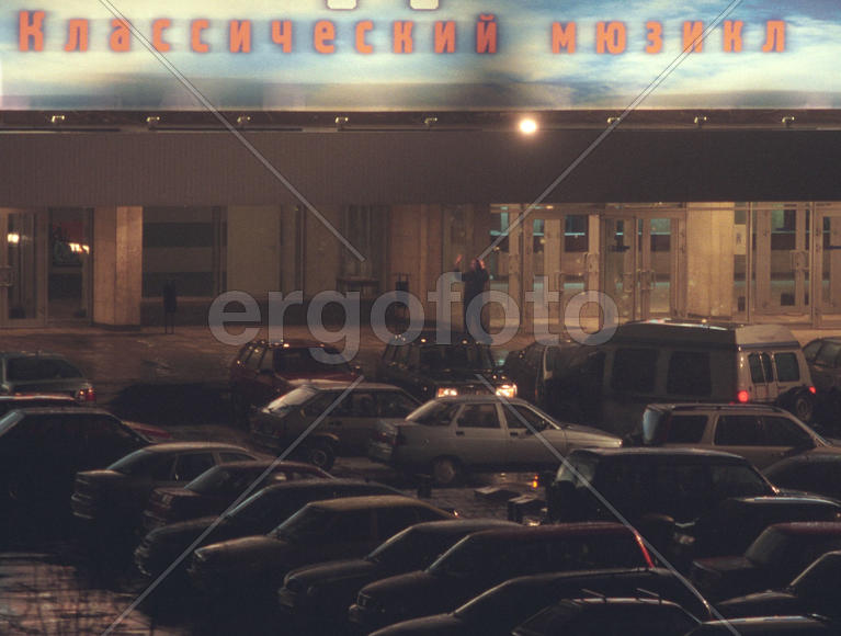 Заложница выходит из здания Норд-Оста