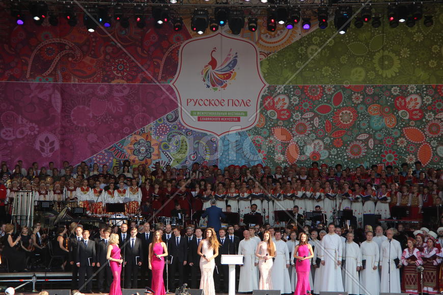 Зрители фестиваля Русское поле. Хор