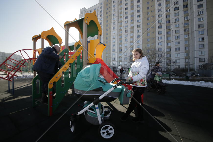 плотник РЭУ-5 Иван Алексеев и жительница дома 8 по ул.Цимлянской Светлана Петрова