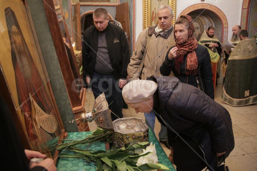 Мощи  русского святого, преподобного Силуана Афонского в в храме Великомученика Никиты 