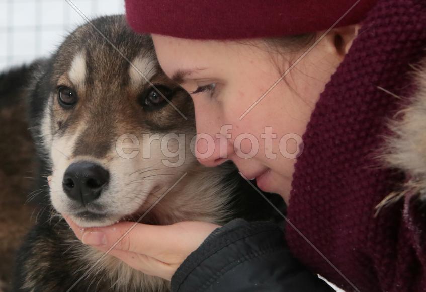 Московский художник-каллиграф Анна Коротеева с щенком Хаски по кличе Рыжик в парке Хаски в парке Сок