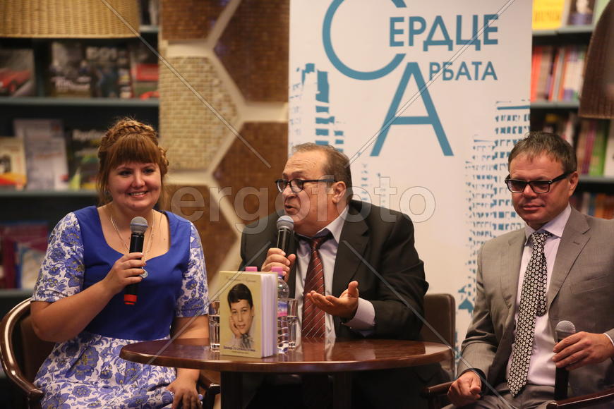 Итальянский певец Робертино Лоретти  во время презентации автобиографической книги 