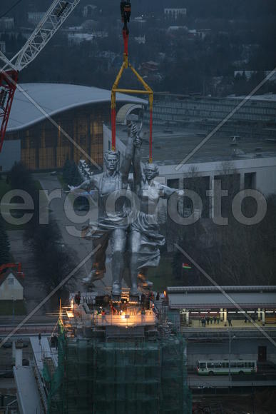 Реставрация статуи "Рабочий и колхозница"