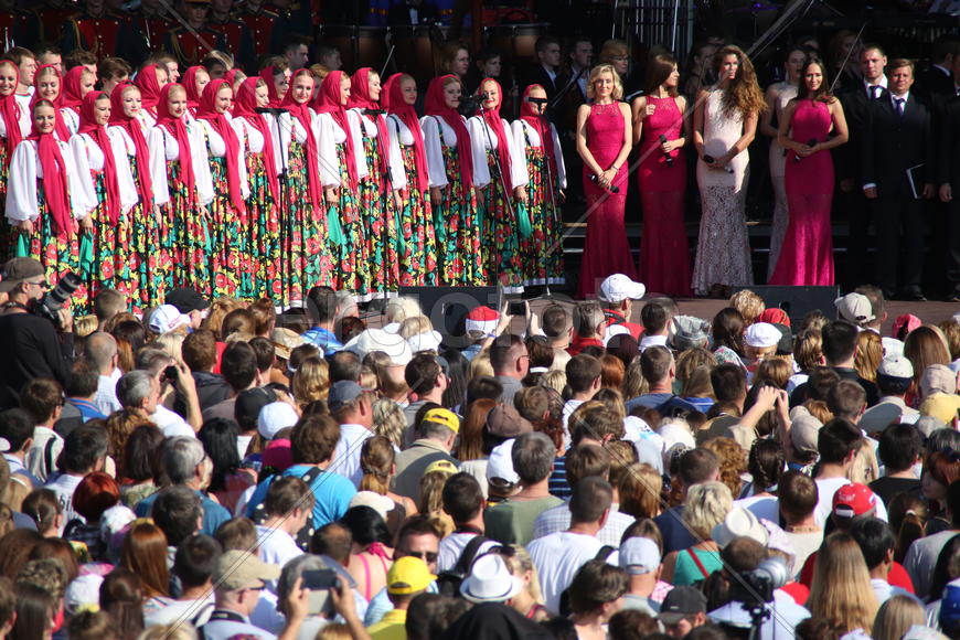 Зрители фестиваля Русское поле. Русские девушки в национальной одежде.