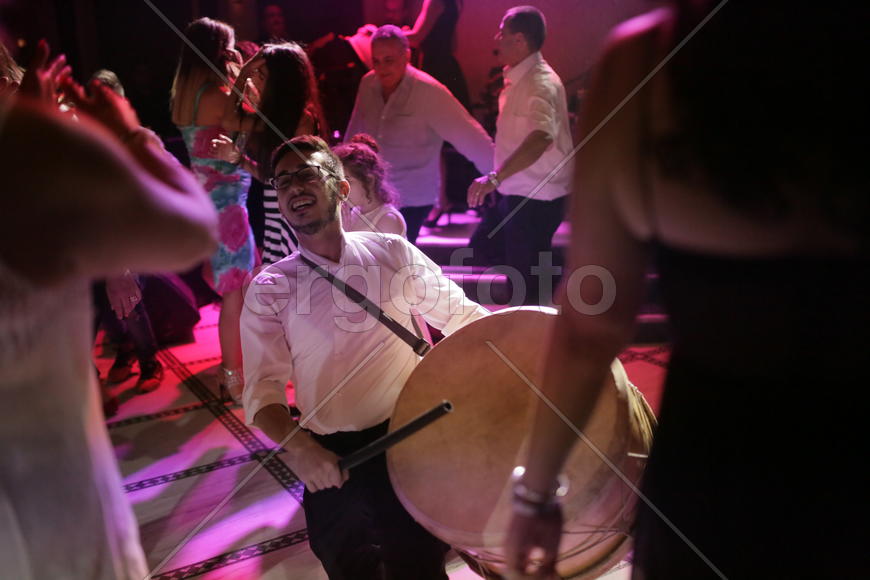 Праздничный банкет в Ливане. Музыкант играющий на барабане 