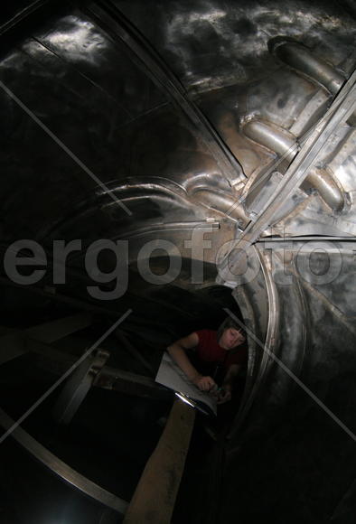 Реставрация статуи "Рабочий и колхозница"