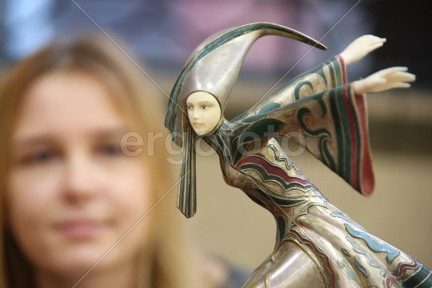 Серебряная танцовщица