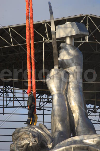 Реставрация статуи "Рабочий и колхозница"