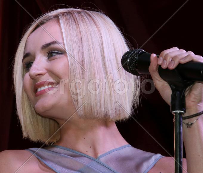 Певица Полина Гагарина на концерте в Кунцево-плаза