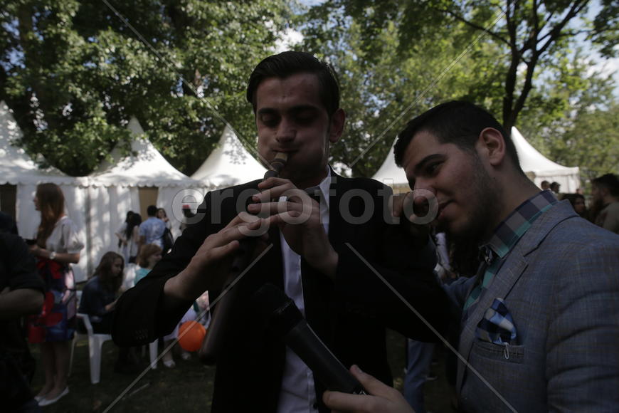 Дундукист Арутюн Хачатрян и журналист Юрий Тунян. Праздник "Абрикос" в парке Музеон, 10 июля 2016 го