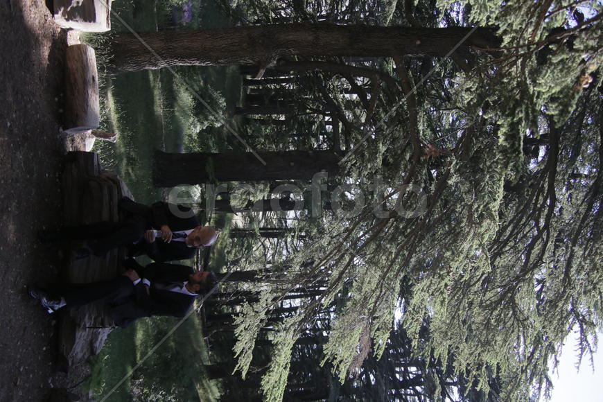 Туристические маршруты Ливана в горной местности. Два мужчины в деловых костюмах за дисскусией 