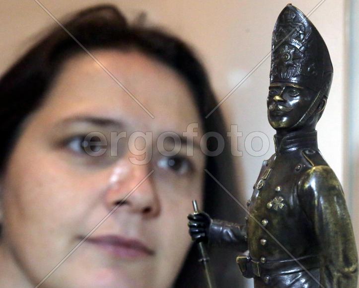 Галина Поминова у миниатюры "Рядовой лейб-гвардии Павловского полка на посту"