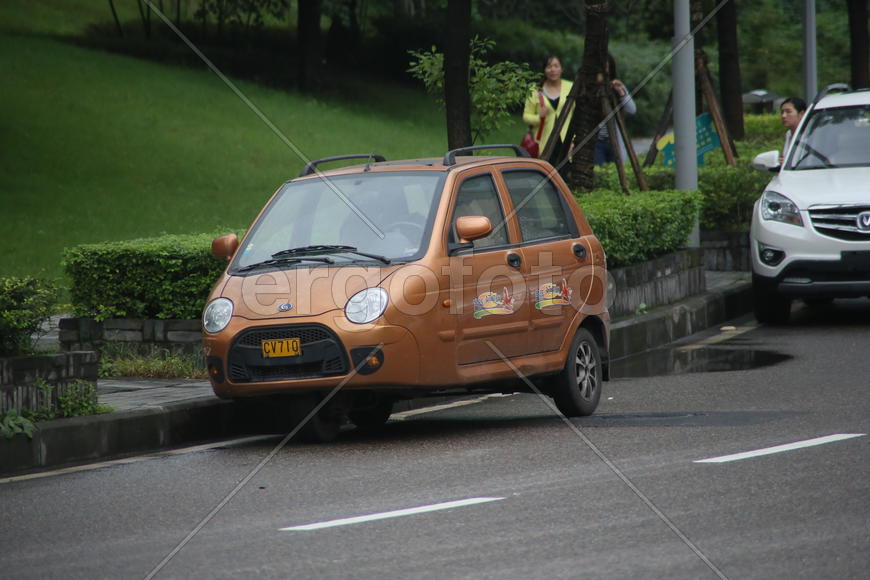 Город Чунцин, Китай.  Трехколесный автомобиль.
