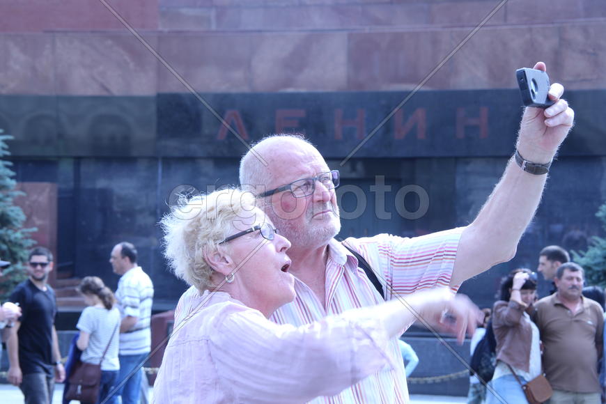  Мужчина и женщина делают селфи