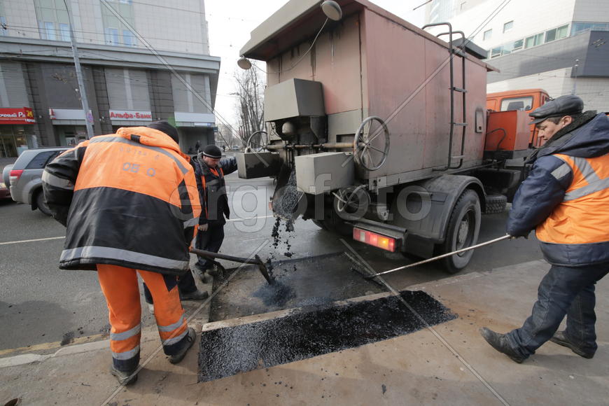 Ильяс Таймаев, Юрий Свечников, бригадир Роман Пеляницын, Артур Банковский за работой на ул.Авиамотор