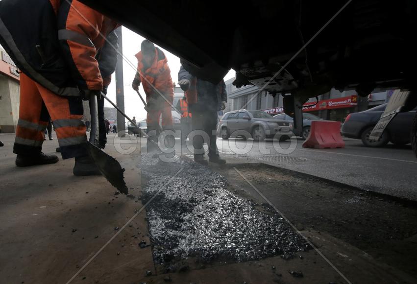 Ильяс Таймаев, Юрий Свечников, бригадир Роман Пеляницын, Артур Банковский за работой на ул.Авиамотор