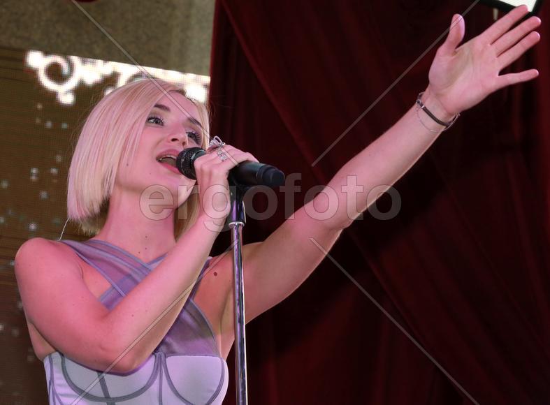 Певица Полина Гагарина на концерте в Кунцево-плаза