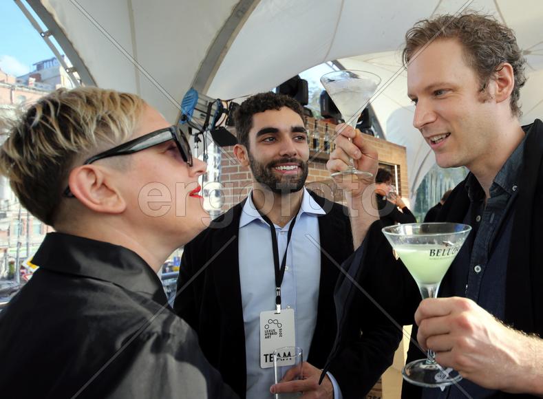 Российский художник Катя Бочавар, главный куратор выставки  Бернардо Москейра и художник Том Биль