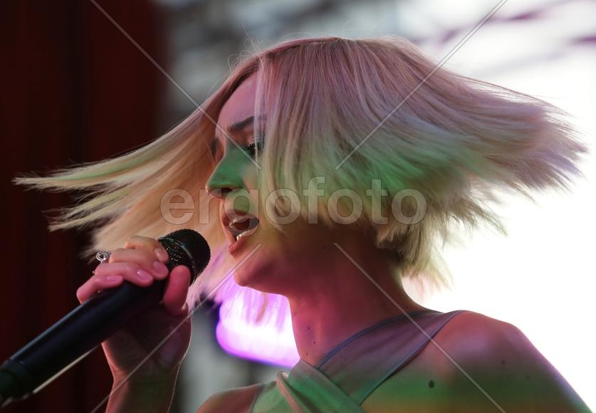 Полина Гагарина Певица Полина Гагарина на концерте в Кунцево-плаза