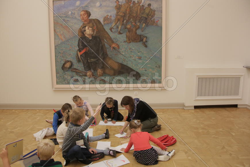 Маленткие посетители в залах. Русский музей. Санкт-Петербруг