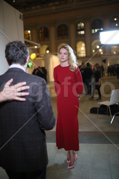 Наталия Водянова на благотвортиельном аукционе на арт-ярмарке Cosmoscow 