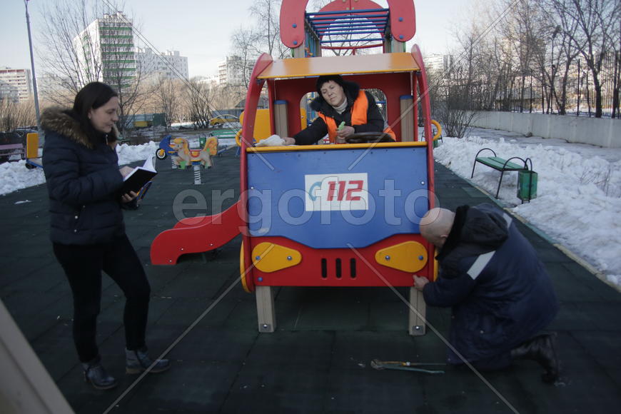 Инженер по благоустройству РЭУ-5 Ольга Лебедева, плотник РЭУ-5 Иван Алексеев и смотритель Валентина 