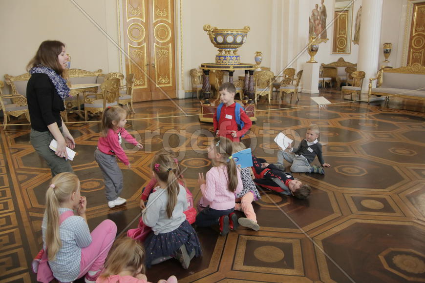 Маленткие посетители в залах. Русский музей. Санкт-Петербруг