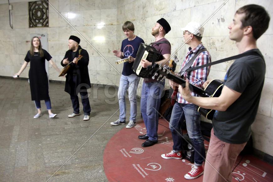 Музыканты ансамбля "Люди вольные" выступают на станции метро "Комсомольская". Москва. Россия 