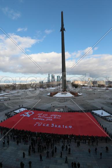 Знамя Победы в руках сотрудников МЧС России.