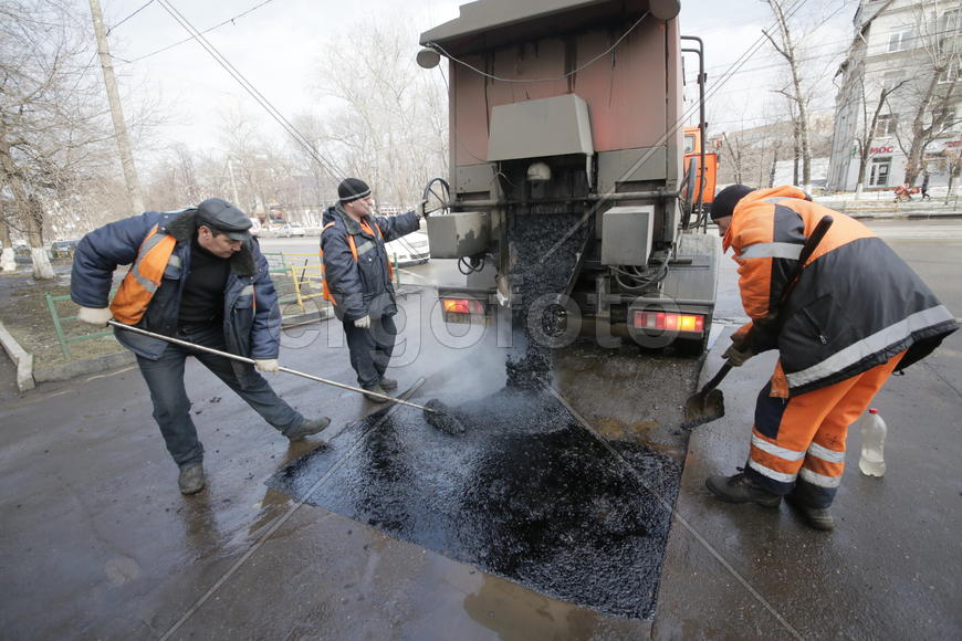 Ильяс Таймаев, Юрий Свечников, Артур Банковский за работой на ул.Авиамоторная, дом 8.