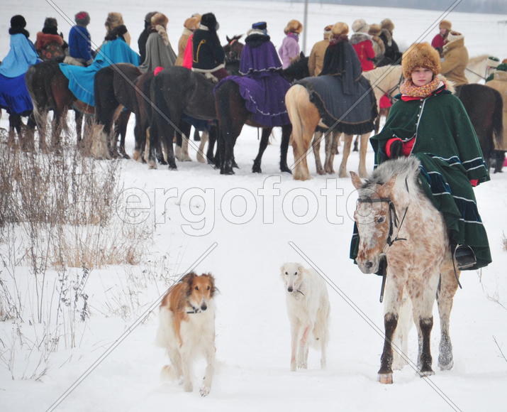 Реконструкция конной охоты с тремя борзыми и одной гончей в клубе Аванпост. фйото Сергей Шахиджанян 