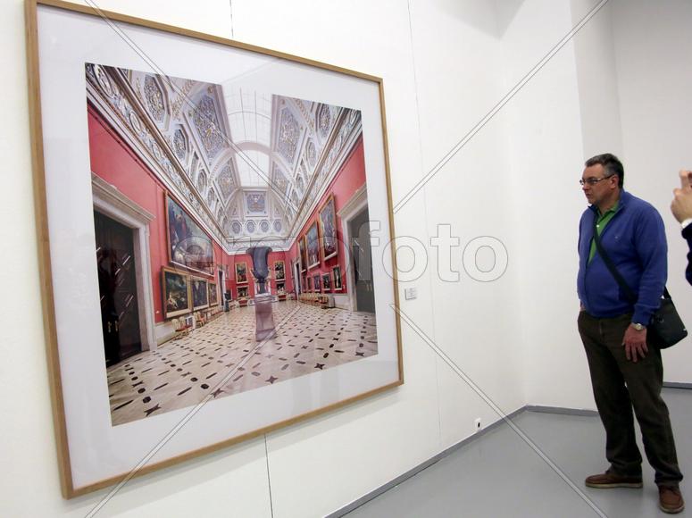 Посетитель у работы Кандиды Хефер. 