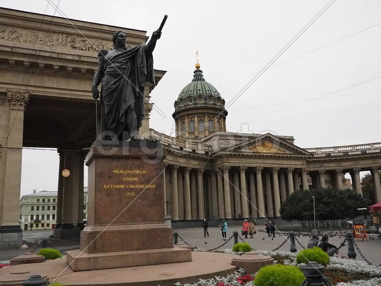 Памятник фельдмаршалу России - Кутузову. Достопримечательности Санкт-Петербурга 