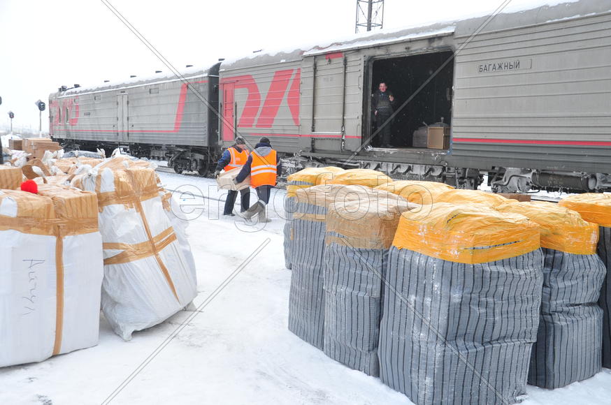 Разгрузка почты на станции Лабытнанги Ямало-ненецкий  автономный округ. Город Салехард, поселок Лабы