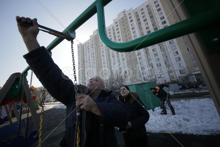 Инженер по благоустройству РЭУ-5 управы Люблино Ольга Лебедева и плотник РЭУ-5 Иван Алексеев