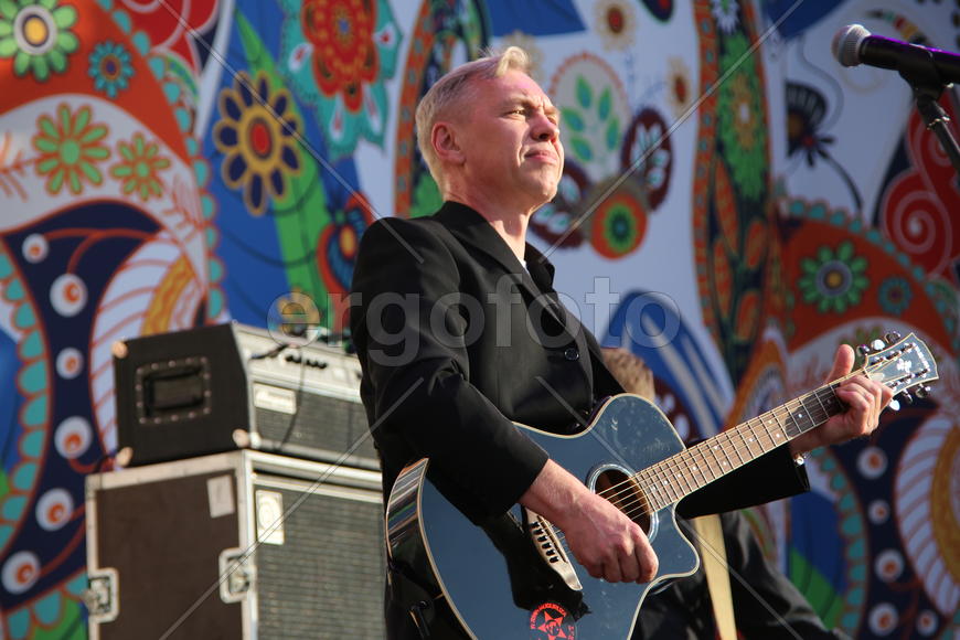 Мужчина играет на гитаре