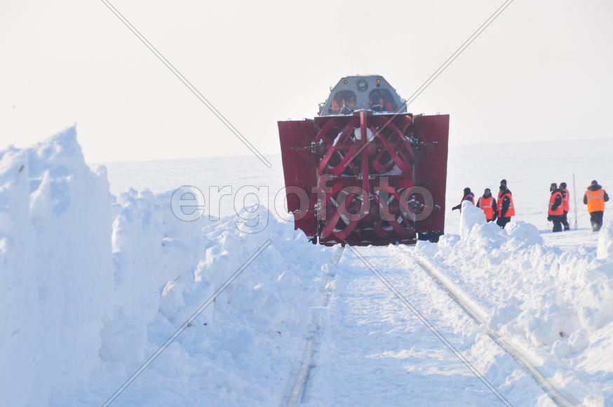 Чистка снега в тундре. Ямало-ненецкий  автономный округ. Город Салехард, поселок Лабытнанги. фото Се