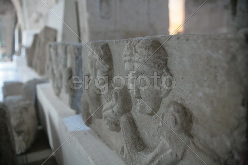 Юрьев-Польский, Владимирская область, 
Георгиевская церковь, построена в середине 13 века. Стены ук