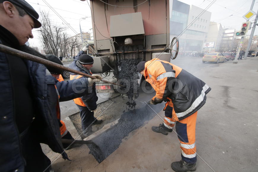 Ильяс Таймаев, бригадир Роман Пеляницын, Артур Банковский за работой на ул. Авиамоторная, дом 12