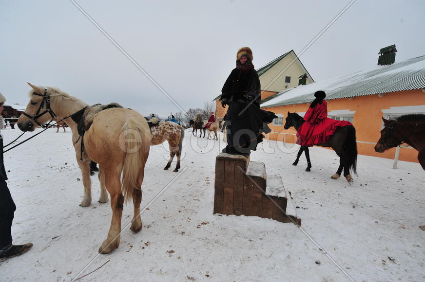 Реконструкция конной охоты с тремя борзыми и одной гончей в клубе Аванпост. фйото Сергей Шахиджанян 
