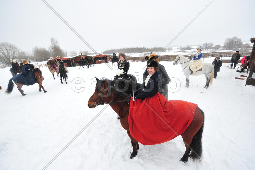 Реконструкция конной охоты с тремя борзыми и одной гончей в клубе Аванпост. фйото Сергей Шахиджанян 